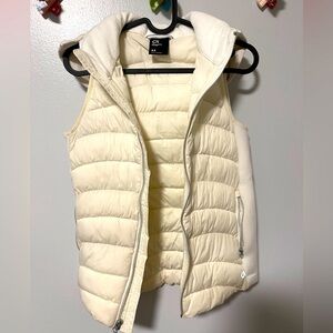 Woman XS Gap fit removable hooded vest in white